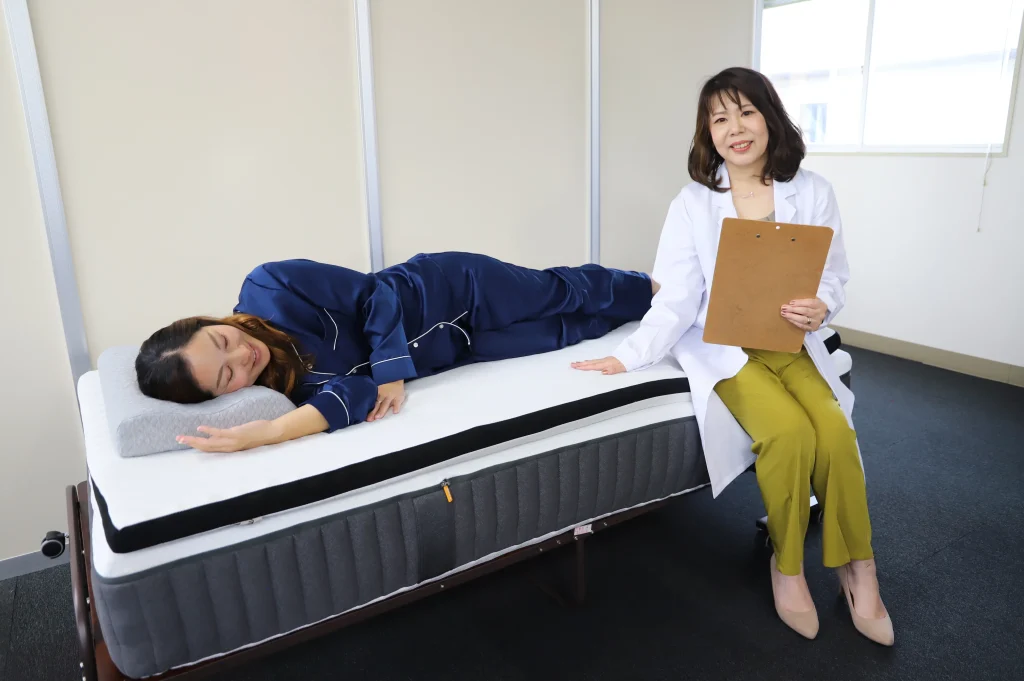 マットレスを検証中の丸山晴美